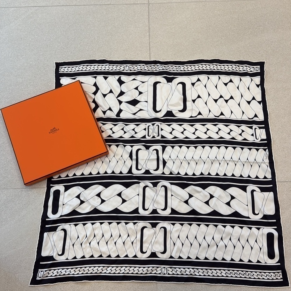 Hermès Clic, c'est noué Scarf! - Picture 12 of 13